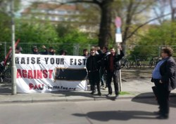 Aktion der FAU Berlin vor dem Barist Caffee. Dieses hatte gerichtlich erreicht, dass die FAU den Betriebsnamen nich mehr erwähnen durfte. Nützt aber halt nicht viel, wenn die Proteste direkt vor dem Laden sind.